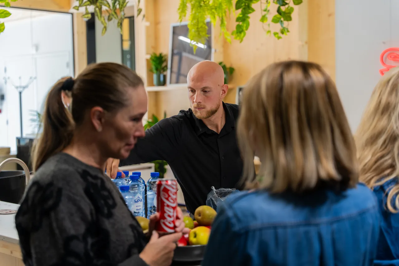 Een van de Borrelmeesters schenkt in tijdens een bedrijfsworkshop