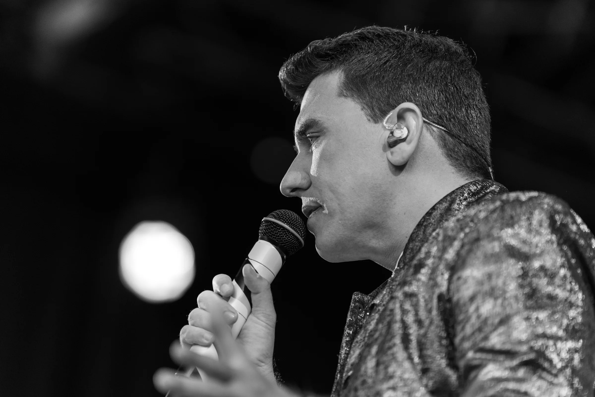 Jan Smit in zwart-wit tijdens zijn jubileumconcert